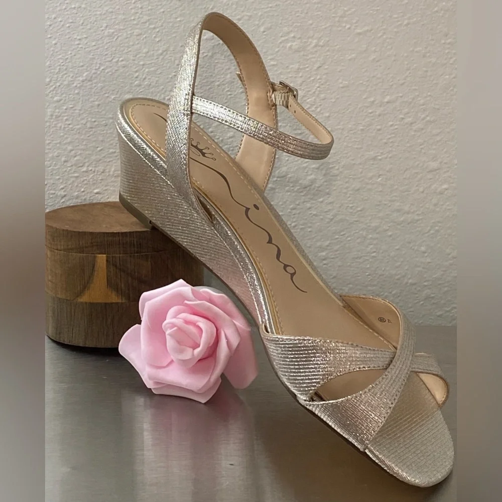 NEW… WOMENS NINA METALLIC GLITTER ELEGANT WEDGE SANDALS. 8
